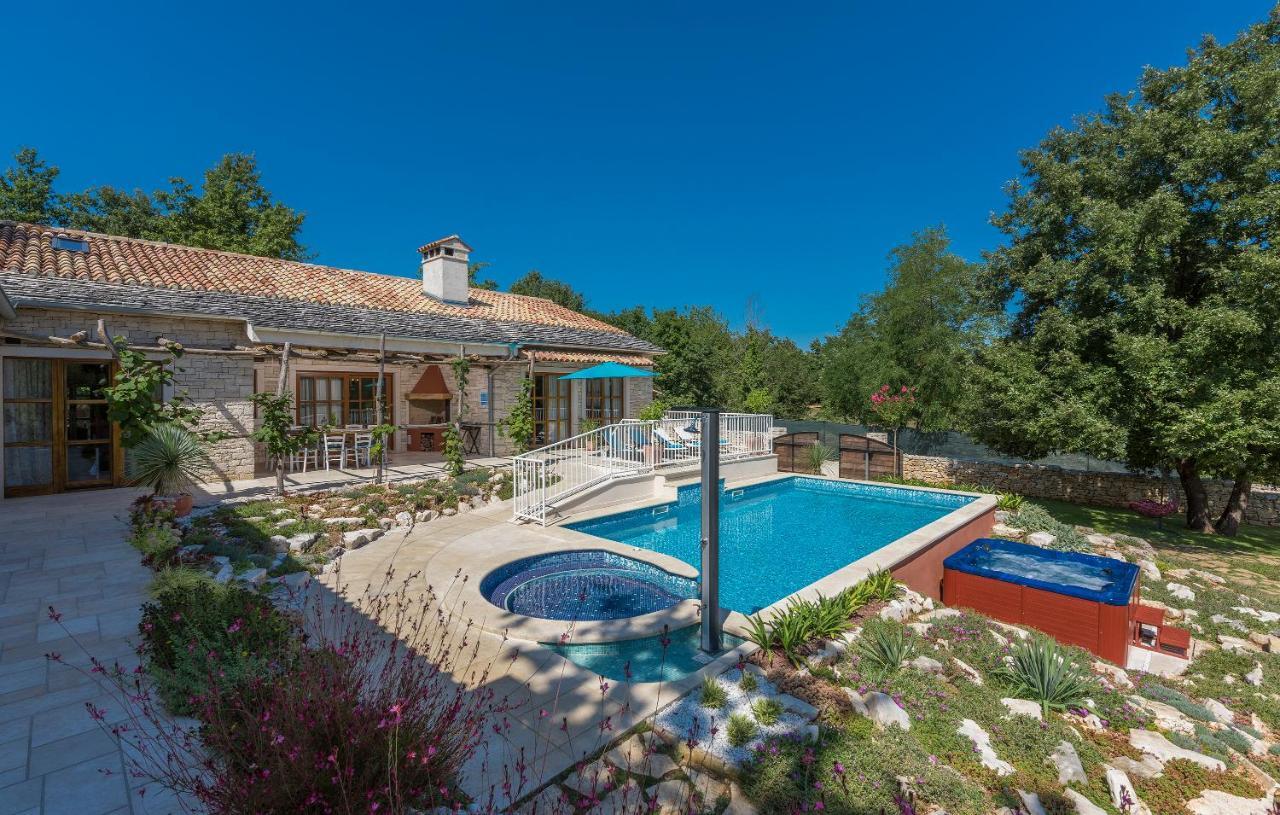 Family Villa Lipica With Private Pool And Jacuzzi Pazin Dış mekan fotoğraf